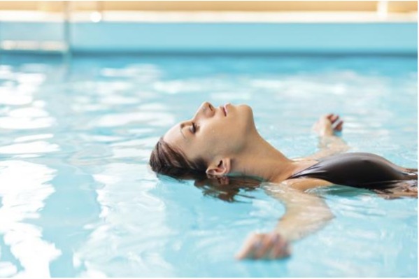 Purifique rápidamente el agua de piscinas usando sulfato de aluminio